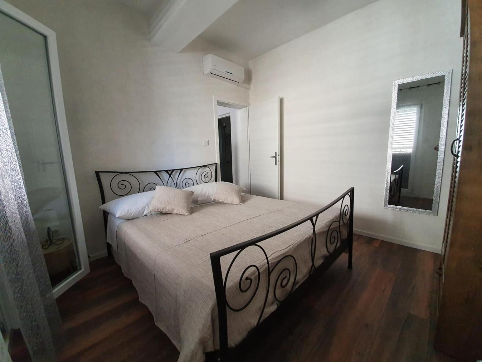 Apartments Kut Vis Bilik gambar